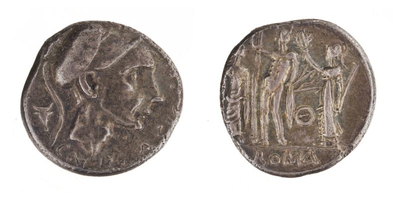 Le revers de ce denier répunlicain ets fort intéressant puisqu'il nous montre les trois dieux de la triade capitoline. Junon est ç gauche, Athéna à droite couronne son père Jupiter, au centre. [© American Numismatic Society]