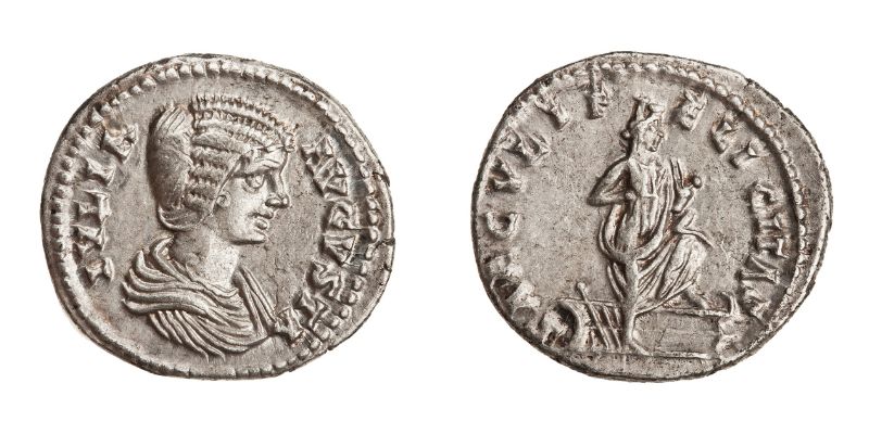 Isis est visible au revers de ce denier de Julia Domna, mère de Caracalla. La déesse égyptienne pose un pied sur une proue de navire, et porte dans ses bras son enfant Horus. [© American Numismatic Society]