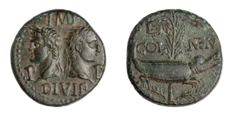 Sur l'avers, un crocodile est surplombé par une palme, à côté de laquelle se voit une couronne. Agrippa, à gauche sur l'avers, porte une colonne rostrale, avec des éléments symbolisant des proues de navires. [© American Numismatic Society]